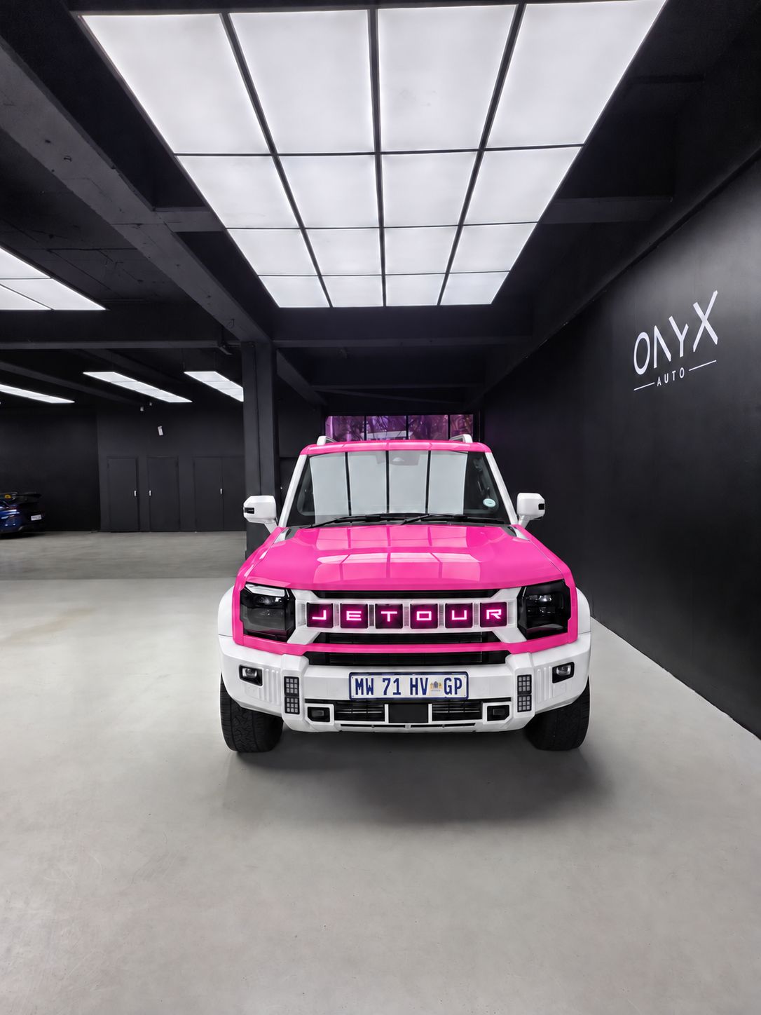 Illuminated pink JETOUR grille lettering